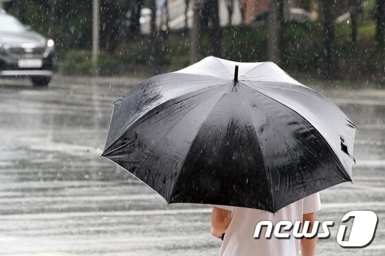 3일 오전 초여름 더위를 씻어주듯 비가 내리는 가운데 대구 중구 종각네거리에서 우산을 쓴 시민들이 출근길 발걸음을 재촉하고 있다. 2021.6.3/뉴스1 © News1 공정식 기자