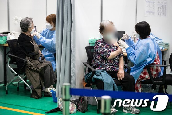 지난 3일 서울 동대문구 체육관에 마련된 코로나19 예방접종센터에서 어르신들이 백신 접종을 받고 있다. 2021.6.3/뉴스1 © News1 유승관 기자