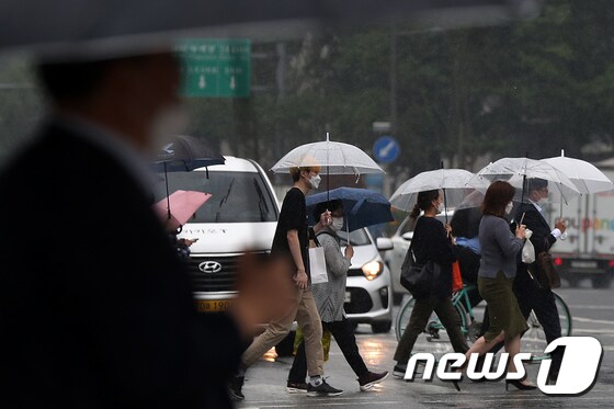 우산을 쓴 시민들이 빠르게 걸어가고 있다.(자료사진) © News1 민경석 기자