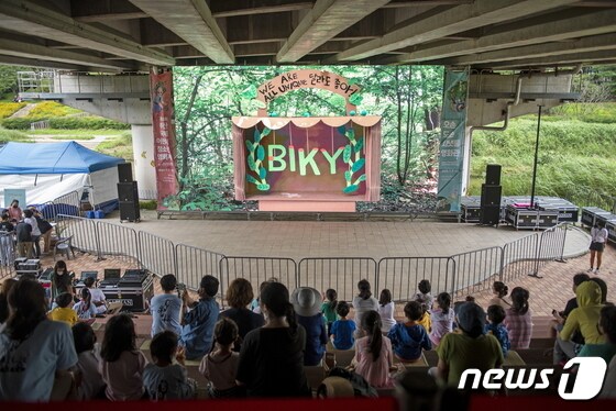 부산 북구 대천천 인근에 마련된 야외극장 ‘오손도손 시냇물 영화관’.(BIKY 제공) © 뉴스1