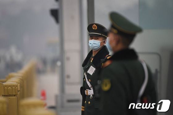 중국 공안이 천안문 광장 인근에서 경비를 서고 있다. © AFP=뉴스1 © News1 정윤영 기자