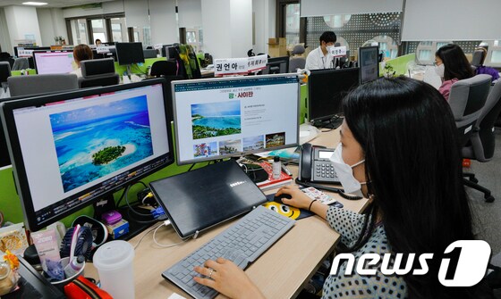 지난해 6월 말, 서울 종로의 한 여행사의 직원들이 사이판 여행 상품 판매를 위해 분주하게 업무를 보고 있는 모습 © News1  