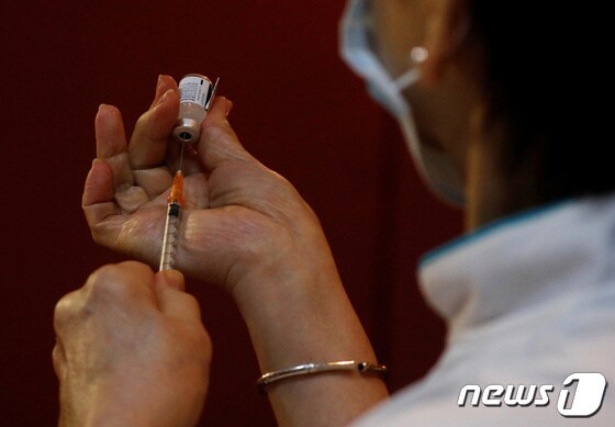 싱가포르 한 종합병원에서 2021년 1월 19일 코로나19 백신 접종이 이뤄지는 모습. © 로이터=뉴스1 © News1 최서윤 기자