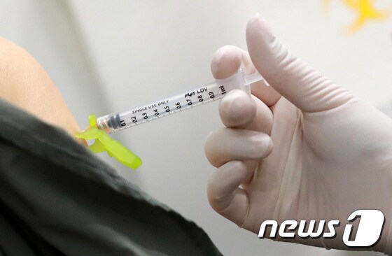 서울 영등포아트홀에 마련된 코로나19 예방접종센터에서 의료진이 화이자 백신을 접종하고 있다. 2021.6.4/뉴스1 © News1 구윤성 기자