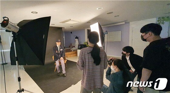 국가유공자 영웅사진 촬영 재능기부 봉사활동.(한강미디어고 제공)/뉴스1 © 뉴스1