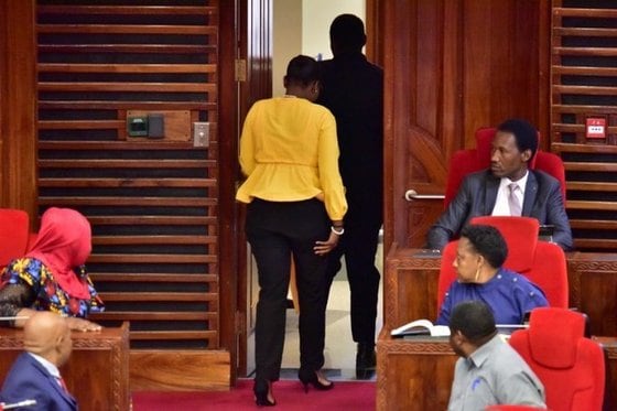 지난 1일 탄자니아 국회에서 열린 회의 도중 콘데스터 시츠웨일 의원이 동료들로부터 복장을 지적받아 회의장에서 쫓겨났다. (트위터 갈무리) © 뉴스1