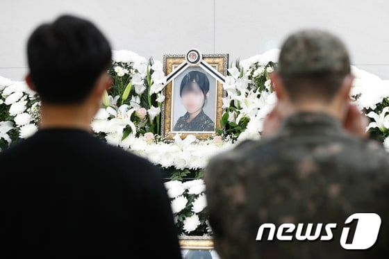 8일 경기 성남 국군수도병원 장례식장에 마련된 고 이모 공군 중사 분향소를 찾은 고인의 고등학교 선생님과 관계자들이 이중사를 추모하고 있다.  안은나 기자