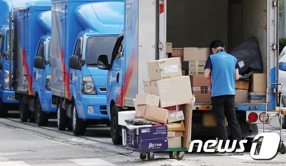 9일 오전 서울의 한 택배 물류센터에서 택배 기사들이 배송 준비 작업을 하고 있다. 2021.6.9/뉴스1 © News1 민경석 기자