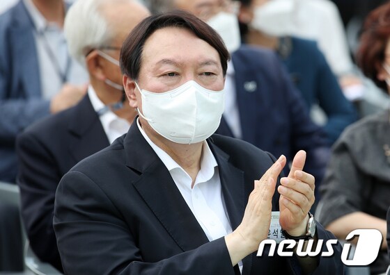 윤석열 전 검찰총장이 지난 9일 서울 중구 남산예장공원 개장식에서 박수를 치고 있다.© News1 이동해 기자