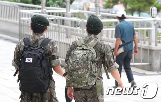 11일 오전 서울역 광장에 마련된 중구 임시 선별검사소 앞에서 군인들이 발걸음을 옮기고 있다.  2021.7.11/뉴스1 © News1 임세영 기자