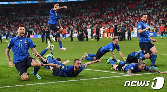 이탈리아 선수들이 12일 오전(한국시간) 영국 런던 웸블리 스타디움에서 열린 유럽축구연맹(UEFA) 유로 2020 결승전에서 승부차기 끝에 잉글랜드를 꺾은 뒤 우승을 확정짓자 환호하고 있다. © 로이터=뉴스1