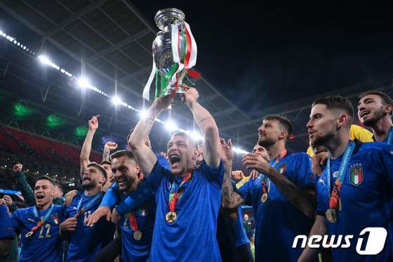 이탈리아 공격수 안드레아 벨로티가 12일 오전(한국시간) 영국 런던 웸블리 스타디움에서 열린 유럽축구연맹(UEFA) 유로 2020 결승전 영국과의 경기에서 우승을 차지한 뒤 트로피를 들어올리고 있다. © AFP=뉴스1