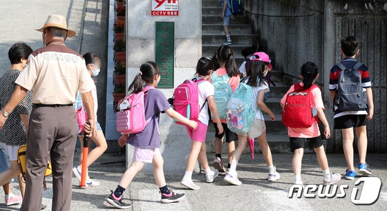 서울 한 초등학교에서 학생들이 등교하고 있다. 2021.7.12/뉴스1 © News1 김진환 기자