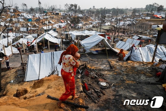 로힝야 난민촌에서 한 여성이 아이를 안고 있다. © 로이터=뉴스1 © News1 정윤영 기자