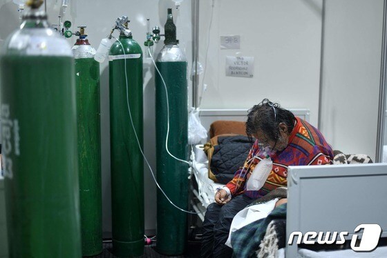 페루 아레키파에 위치한 오노리오 델가도 종합병원에서 한 코로나19 환자가 산소 치료를 받는 모습. © AFP=뉴스1 © News1 최서윤 기자