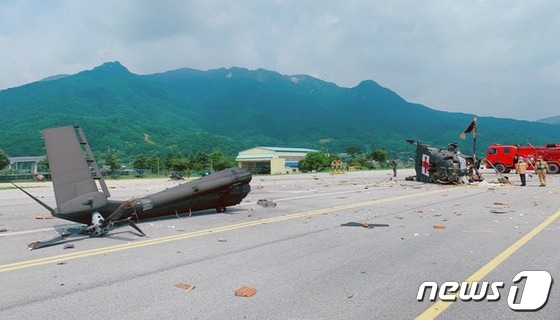 지난 12일 오전 10시36분쯤 경기도 포천시 이동면 소재 육군항공대대 활주로에서 의무수송헬기 KUH-1M '메디온'이 착륙 도중 불시착하는 사고가 났다.  (트위터 캡쳐)2021.7.12/뉴스1