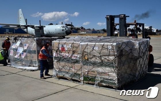코백스를 통해 배분될 존슨앤드존슨(얀센) 백신이 11일 볼리비아 공군기지에 도착한 모습.  © AFP=뉴스1