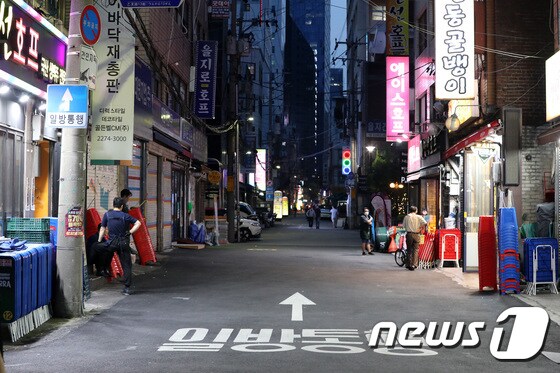 수도권 거리두기가 4단계로 격상된 12일 저녁 서울 중구 을지로 노가리 골목이 한산한 모습을 보이고 있다. 2021.7.12/뉴스1 © News1 박세연 기자