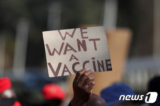 남아프리카공화국 프레토리아에서 2021년 6월 25일 백신 접종을 요구하는 시위가 벌어진 모습. © 로이터=뉴스1 © News1 최서윤 기자