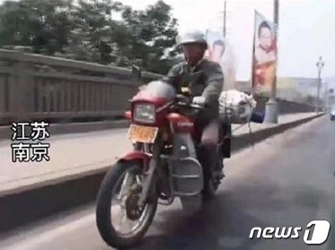 아버지는 오토바이를 타고 티베트, 신장을 제외한 중국 전역을 헤맸다. © 뉴스1 (웨이보 캡쳐)