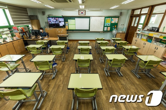 서울 성동구 한 초등학교에서 교사가 원격수업을 진행하고 있다. 2021.7.14/뉴스1 © News1 사진공동취재단