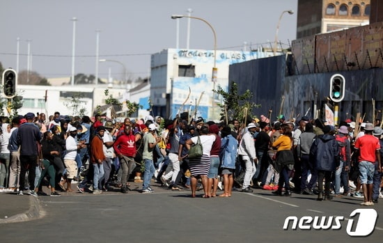 2021년 7월 13일 남아프리카공화국 요하네스버그에서 시위자들이 시위를 벌이고 있다. © 로이터=뉴스1