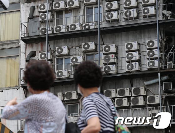 전국에 폭염 특보가 내려진 14일 서울의 한 고층 건물 외벽에 설치된 에어컨 실외기가 열기를 내뿜고 있다./뉴스1 © News1 신웅수 기자