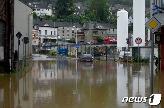 14일 (현지시간) 폭우가 쏟아져 물에 잠긴 독일 하겐 주택가의 모습이 보인다. © AFP=뉴스1 