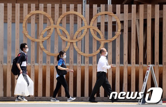 2020 도쿄올림픽 개막을 8일 앞둔 15일 일본 도쿄 하루미 지역에 위치한 올림픽선수촌에서 관계자들이 분주한 모습을 보이고 있다. 이재명 기자