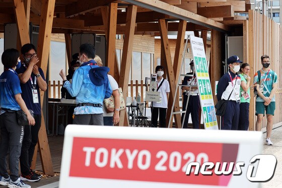 2020 도쿄올림픽 개막을 8일 앞둔 15일 일본 도쿄 하루미 지역에 위치한 올림픽선수촌이 분주한 모습을 보이고 있다. 이재명 기자
