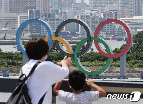 2020 도쿄올림픽을 8일 앞둔 15일 일본 도쿄 오다이바 해양공원에 대형 오륜 마크가 설치돼 있다. 신종 코로나바이러스 감염증(코로나19) 확산세가 가파른 가운데 열리는 도쿄올림픽에서 선수가 직접 메달을 목에 걸게 됐다. 메달 수여식에서 악수와 포옹도 금지된다. 한편 올림픽이 개최되는 도쿄에서는 전날 코로나19 신규 확진자가 1149명이 나오면서 지난 5월 8일 기록(1121명)을 넘어섰다. 2021.7.15/뉴스1 © News1 송원영 기자