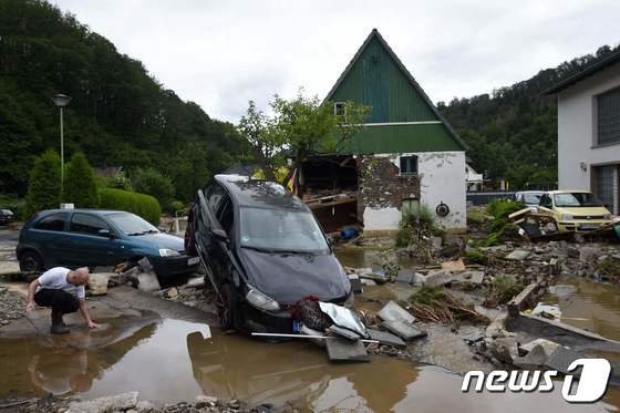 15일 (현지시간) 폭우로 홍수가 발생한 독일 하겐의 주택가에 파손된 차량의 모습이 보인다. © AFP=뉴스1 