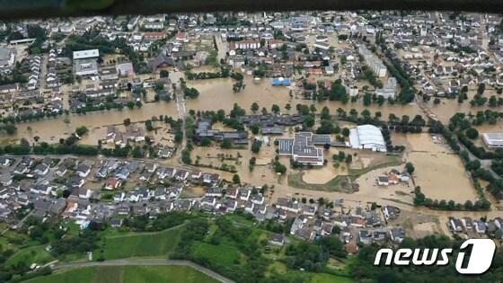 15일 (현지시간) 폭우로 홍수가 발생한 독일 바트 노이에나르 아르바일러 시가지가 물에 잠긴 모습이 보인다. © AFP=뉴스1 