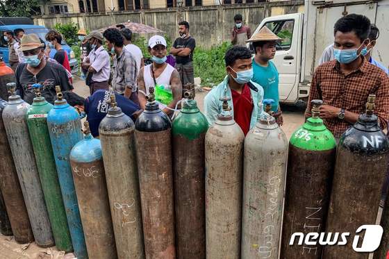 미얀마에서 코로나19가 확산하면서 산소통 대란이 일고 있다. © AFP=뉴스1 © News1 정윤영 기자