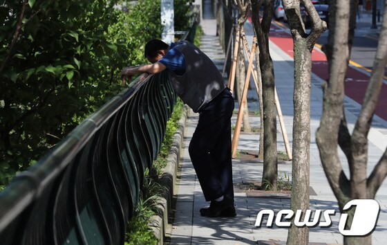 폭염이 계속된 16일 서울 청계천에서 한 시민이 난간에 기대어 휴식을 취하고 있다.이성철 기자