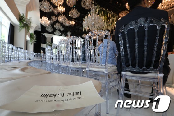 서울의 한 결혼식장에 거리두기를 알리는 안내문이 붙어 있다. 2021.7.18/뉴스1 © News1 신웅수 기자