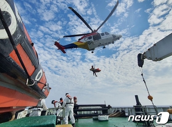 18일 충남 태안군 격렬비열도 바다에서 뇌경색 증상을 보이며 쓰러진 기관장을 해경이 요청한 구조헬기가 병원으로 이송하고 있다. (태안해경 제공) © 뉴스1