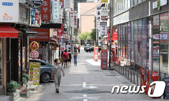 수도권 거리두기 4단계 시행 후 첫 주말인 지난 18일 오후 서울 명동거리가 한산한 모습을 보이고 있다. 2021.7.18/뉴스1 © News1 임세영 기자