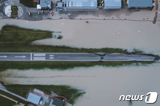 [사진] 폭우로 물에 잠긴 오스트리아 공항의 활주로
