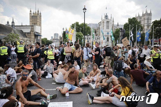 19일(현지시간) 런던 의회 광장에서 백신 접종 반대 시민들이 항의시위를 하고 있다. © AFP=뉴스1 © News1 우동명 기자