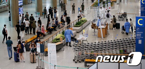 인천국제공항 1터미널에 해외입국자들이 검역관을 통과하고 있다./뉴스1 © News1 안은나 기자