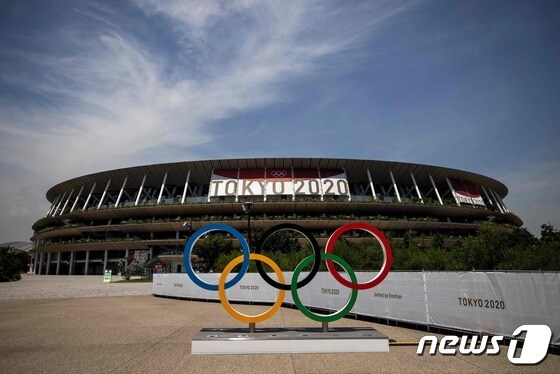 도쿄올림픽 조형물이 설치된 도쿄의 한 경기장 © AFP=뉴스1