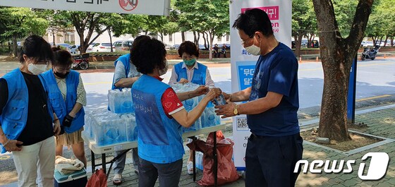 폭염경보가 내려진 대구에서 자원봉사자들이 시원한 병입수돗물을 시민들에게 나눠주고 있다.(대구시 제공) © 뉴스1
