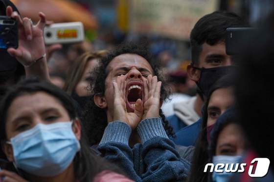 지난해 7월 콜롬비아 독립기념일에 열린 반정부 시위에서 한 시민이 구호를 외치고 있다. © AFP=뉴스1 © News1 이정후 기자