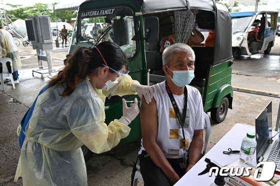 [사진] 중국산 시노백 백신 맞는 필리핀 삼륜차 운전자