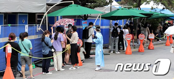 서울 동작구보건소 앞에 설치된 선별진료소를 찾은 시민들이 신종 코로나 바이러스 감염증(코로나19) 선별검사를 받기 위해 줄지어 기다리고 있다./뉴스1 © News1 박지혜 기자