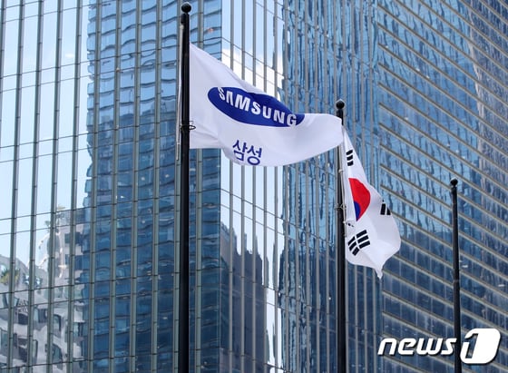  서울 서초구에 위치한 삼성전자 서초사옥에 걸린 깃발과 태극기의 모습/뉴스1 © News1