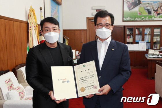 영화배우 이범수씨(왼쪽)와 이시종 충북지사.(충북문화재단 제공).2021.7.21© 뉴스1
