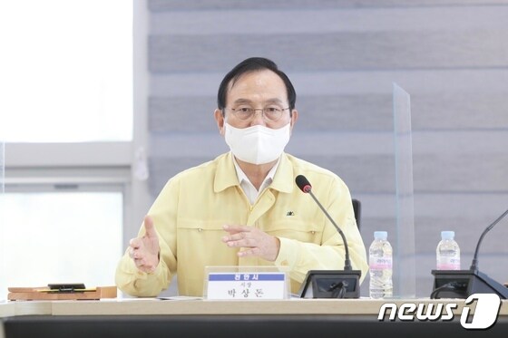 천안시는 21일 시청 중회의실에서 코로나19 확산 방지 대책을 위한 민관 합동 간담회를 개최했다.(천안시청 제공)© 뉴스1
