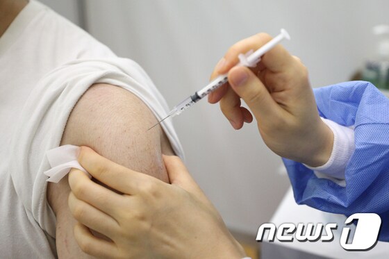 지난 22일 오전 서울 중구 예방접종센터에서 시민들이 백신 접종을 하고 있다. 2021.7.22/뉴스1 © News1 성동훈 기자